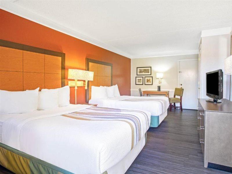 La Quinta Inn By Wyndham Виктория Екстериор снимка