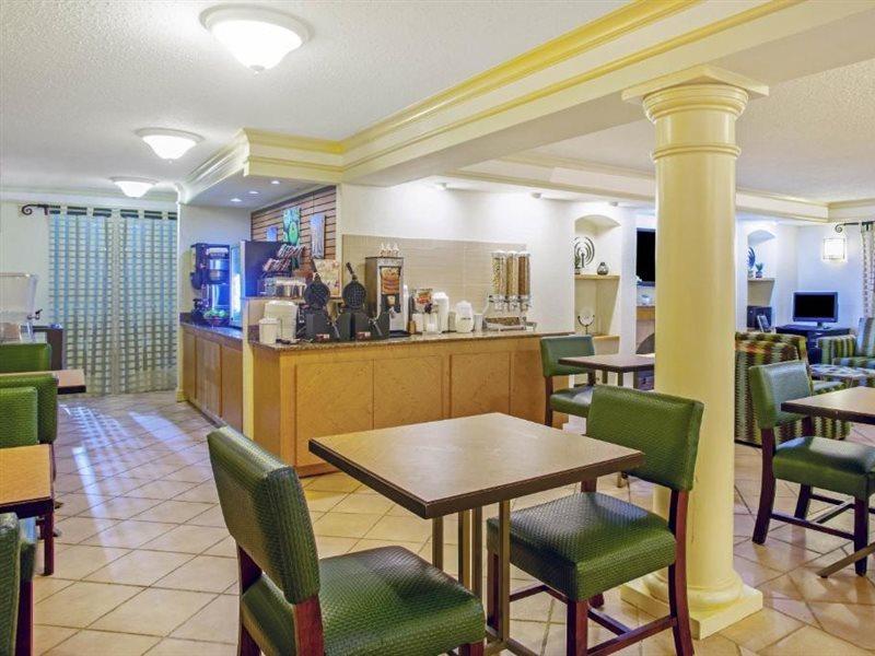 La Quinta Inn By Wyndham Виктория Екстериор снимка