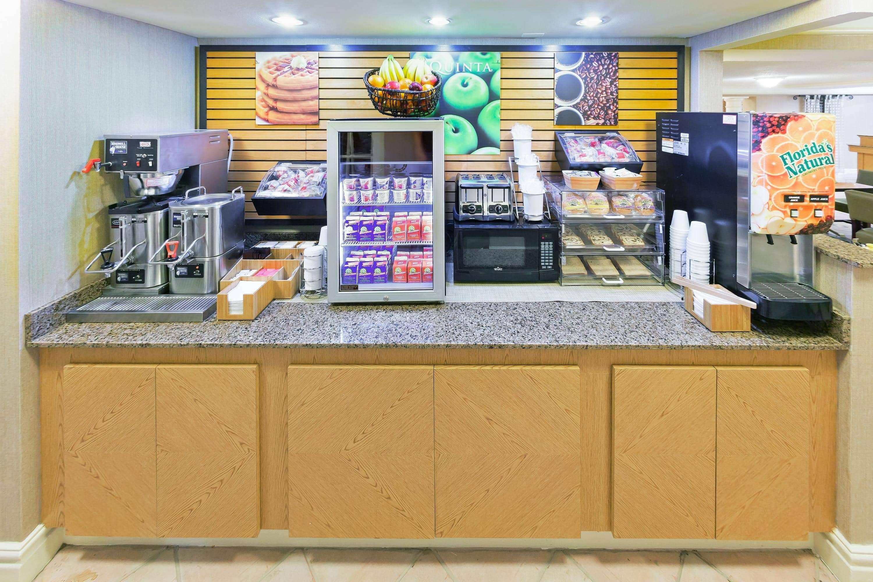 La Quinta Inn By Wyndham Виктория Екстериор снимка