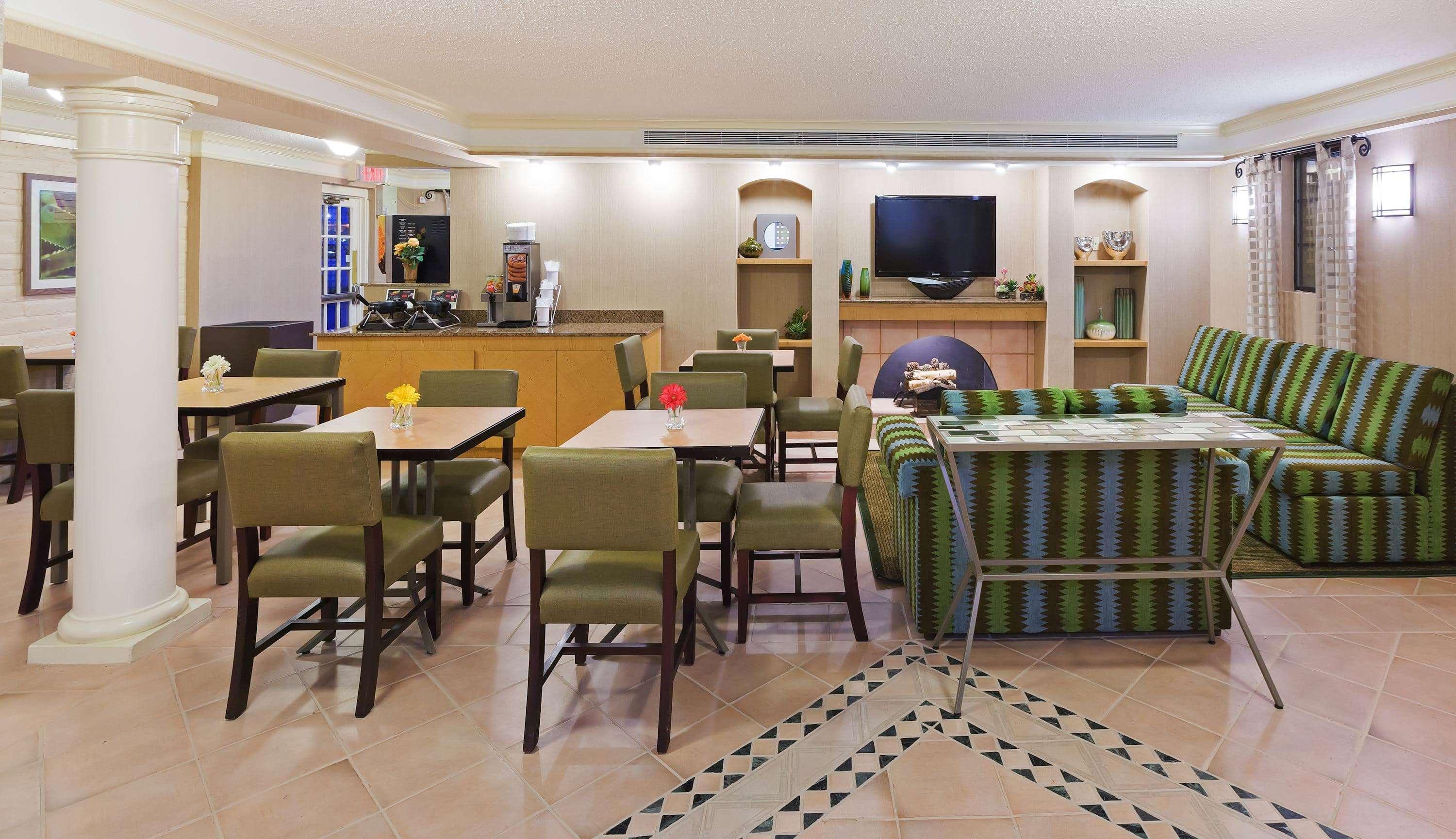 La Quinta Inn By Wyndham Виктория Екстериор снимка