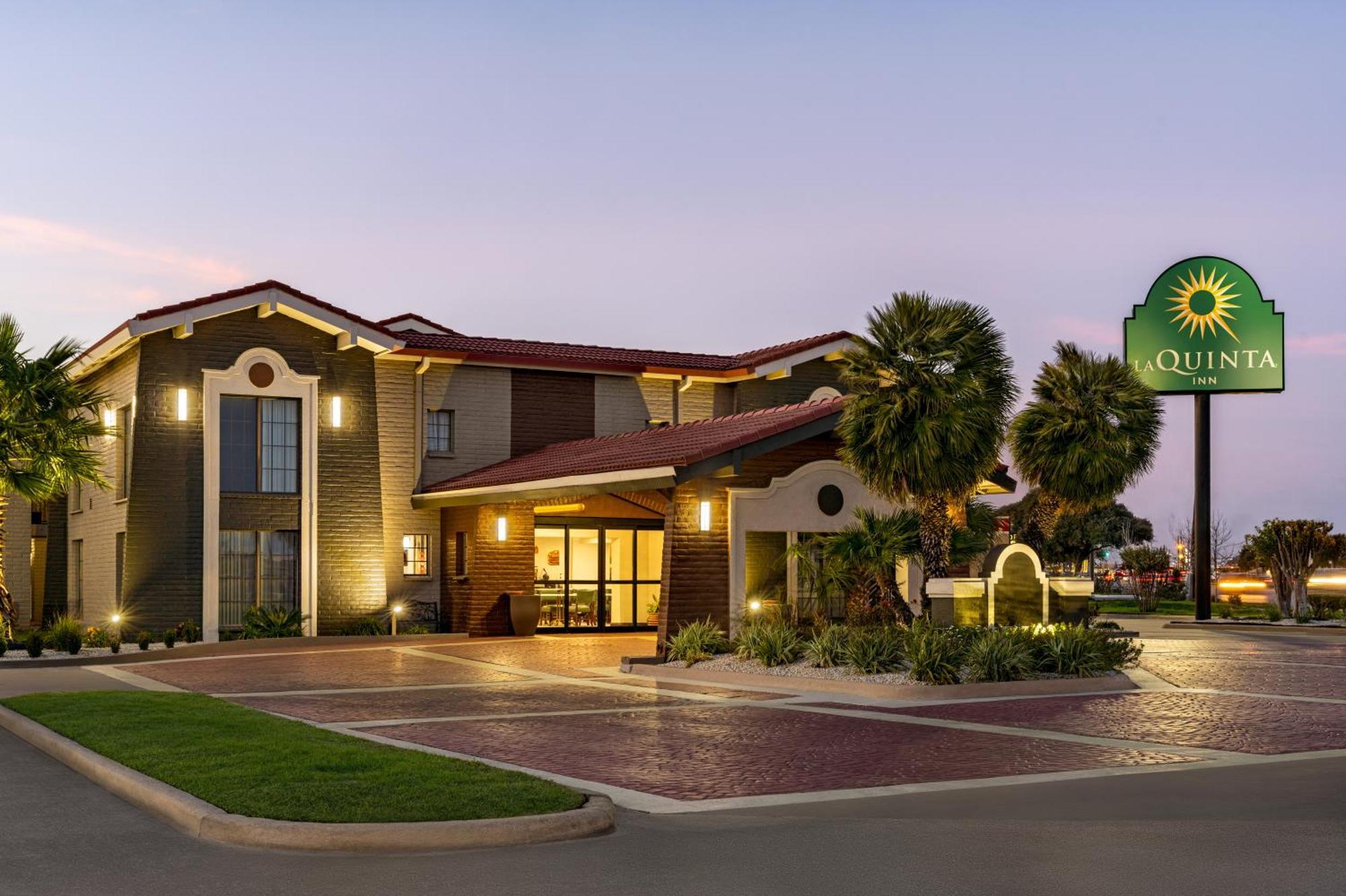 La Quinta Inn By Wyndham Виктория Екстериор снимка