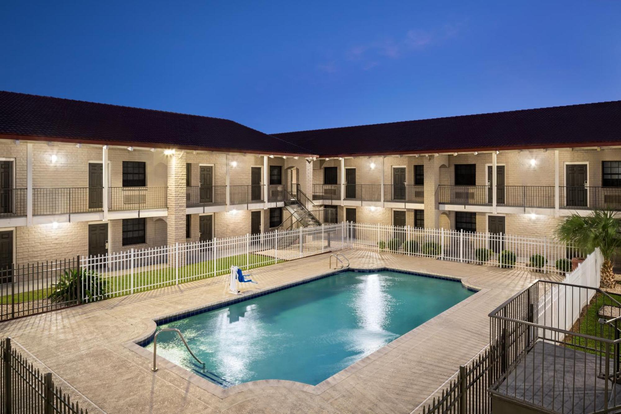La Quinta Inn By Wyndham Виктория Екстериор снимка