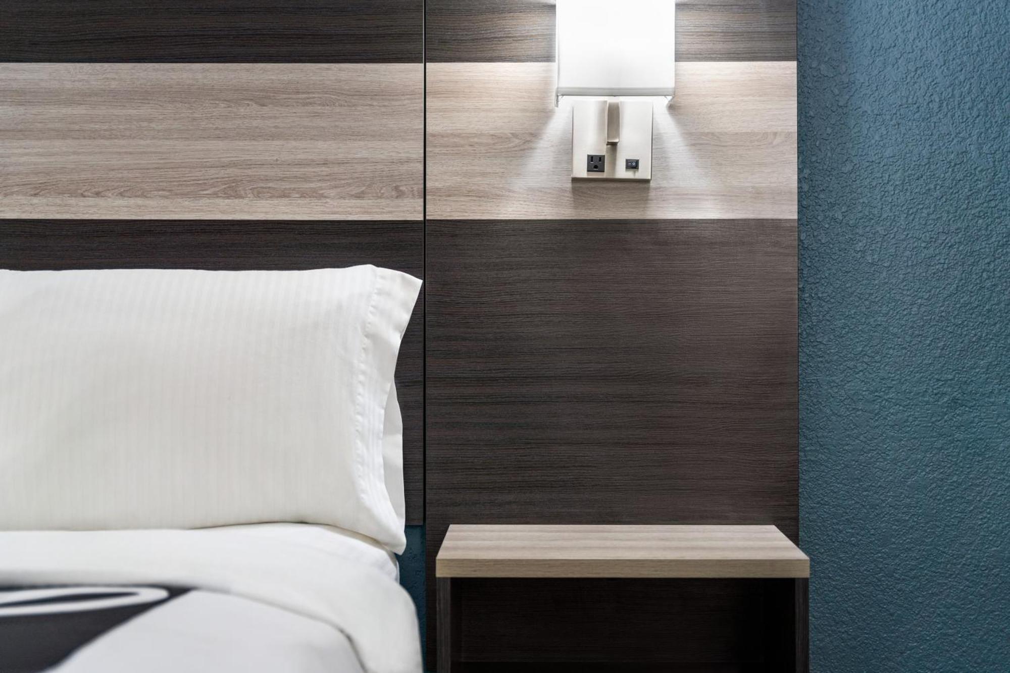 La Quinta Inn By Wyndham Виктория Екстериор снимка